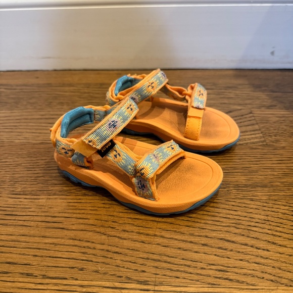 Teva sandals, great condition, toddler size 6 - Picture 4 of 5